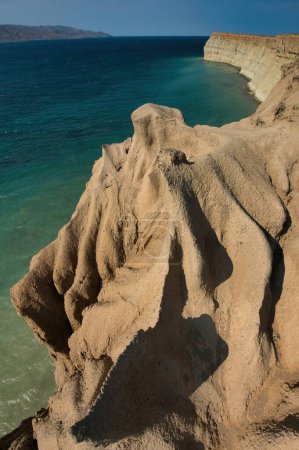 Foto de Vista de la hermosa playa con olas de mar en la isla de gokceada - Imagen libre de derechos