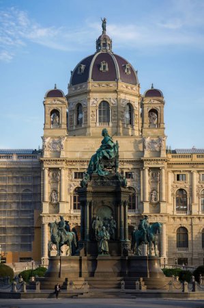 Foto de Monumento con estatuas frente al Kunsthistorisches Museum de Viena, Austria - Imagen libre de derechos