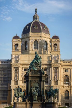 Foto de Monumento con estatuas frente al Kunsthistorisches Museum de Viena, Austria - Imagen libre de derechos