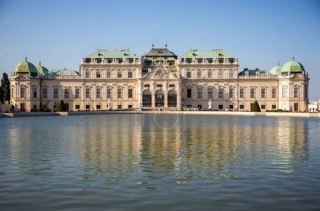Téléchargez les photos : Palais du Belvédère reflété sur un lac à Vienne, Autriche - en image libre de droit