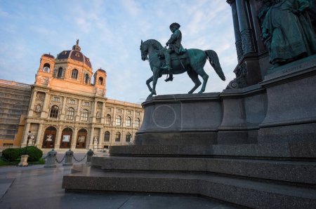 Foto de Monumento con estatua de jinete delante del Kunsthistorisches Museum en Viena, Austria - Imagen libre de derechos