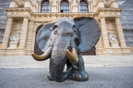 Foto de Estatua de elefante frente al Kunsthistorisches Art History Museum en la Maria-Theresien-Platz en Viena, Austria - Imagen libre de derechos