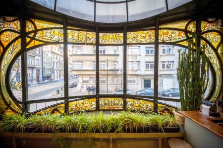 Téléchargez les photos : Art Nouveau à Bruxelles, Belgique. Cadre de fenêtre pitoyable. - en image libre de droit
