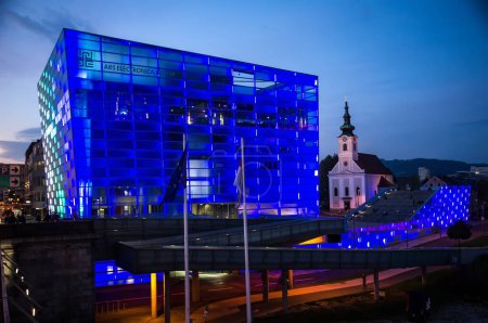 Téléchargez les photos : Technology Museum building la nuit à Linz, Autriche - en image libre de droit
