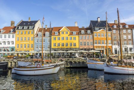 Téléchargez les photos : Voiliers à quai dans le quartier Nyhavn de Copenhague, Danemark - en image libre de droit
