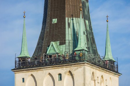 Téléchargez les photos : Gros plan du clocher de l'église St Olafs à Tallinn, Estonie - en image libre de droit