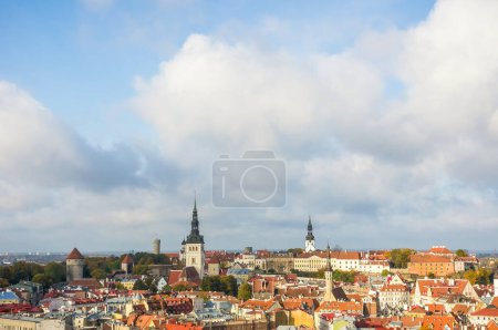 Téléchargez les photos : Vue sur la vieille ville de Tallinn avec ciel nuageux. Estonie - en image libre de droit