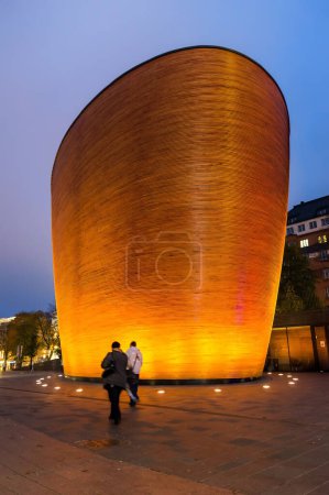 Foto de Kamppi Capilla exterior por la noche. Arquitectura contemporánea en Helsinki, Finlandia - Imagen libre de derechos