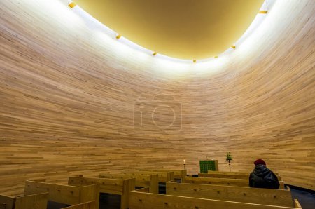 Foto de Interior de la capilla Kamppi. Arquitectura contemporánea en Helsinki, Finlandia - Imagen libre de derechos