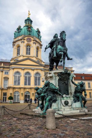 Foto de Exterior del Palacio de Charlottenburg con estatua ecuestre en Berlín, Alemania - Imagen libre de derechos
