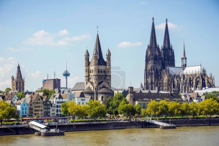 Téléchargez les photos : Vue de la vieille ville de Cologne avec tours d'église, Allemagne - en image libre de droit