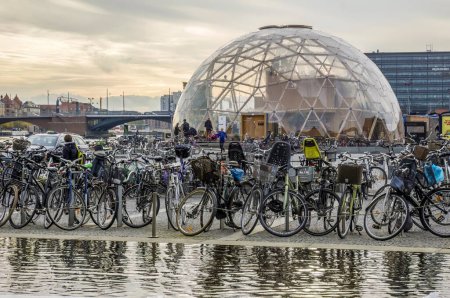Téléchargez les photos : Vélos garés devant un dôme en verre dans le centre de Copenhague, Danemark - en image libre de droit