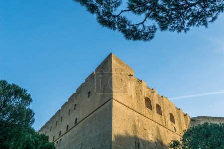 Foto de Esquina de la fortificación del Castillo de San Elmo en Nápoles, Italia - Imagen libre de derechos