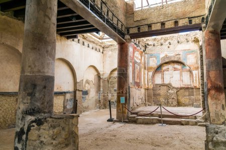 Téléchargez les photos : Intérieur de maison romaine bien conservé dans les ruines d'Herculanum, Italie - en image libre de droit