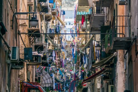 Téléchargez les photos : Hectic et rues animées de Naples, Italie - en image libre de droit