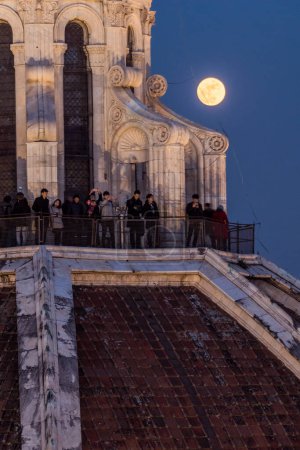 Téléchargez les photos : Dôme de la cathédrale Santa Maria del Fiore la nuit à Florence, Italie - en image libre de droit