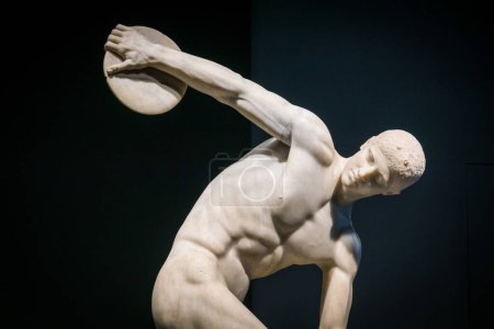Téléchargez les photos : Statue en marbre grec Discobolus à Rome, Italie - en image libre de droit