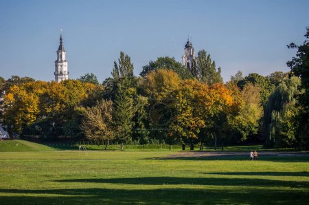 Téléchargez les photos : Tours d'église vues du parc Nemunas et Neris Confluence à Kaunas, Lituanie - en image libre de droit