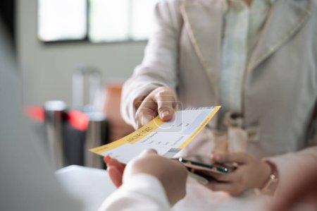 Geschäftsfrau holt ihre Bordkarte beim Flugbegleiter am Abflugsteig oder am Check-in-Schalter ab