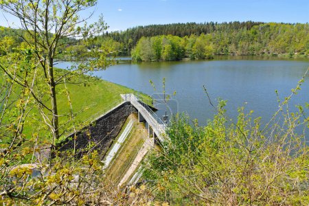 Foto de La presa de Auma en el Vogtland con la pared de la presa en primavera, Alemania - Imagen libre de derechos