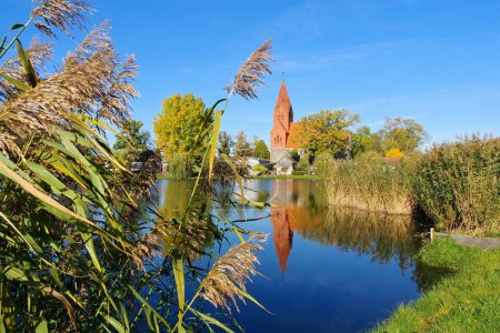 el pueblo de Muerow en el Uckermark, antigua iglesia con estanque