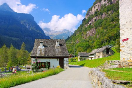 Téléchargez les photos : Maisons typiques à Sonogno dans la vallée de la Verzasca, Tessin en Suisse, Europe - en image libre de droit