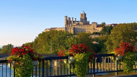 Kathedrale Saint-Nazaire und die Kugel des Flusses in beziers Frankreich