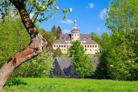 Zittauer Gebirge, Schloss Hainewalde im Frühling mit blühenden Apfelbäumen