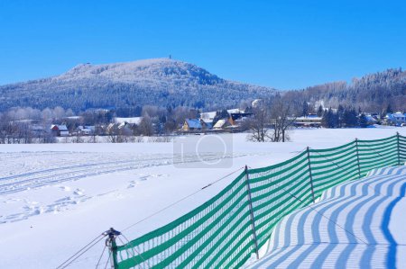 Foto de Montañas Zittau, la montaña Hochwald y Lueckendorf pueblo en invierno con muchas nieves - Imagen libre de derechos