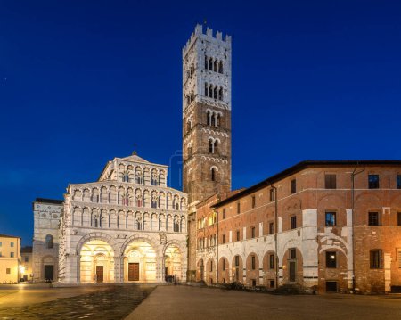 Foto de Catedral de Lucca durante la hora azul, Toscana, Italia - Imagen libre de derechos