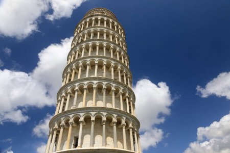 Glockenturm von Pisa unter einem wunderschönen blauen Himmel, Toskana, Italien