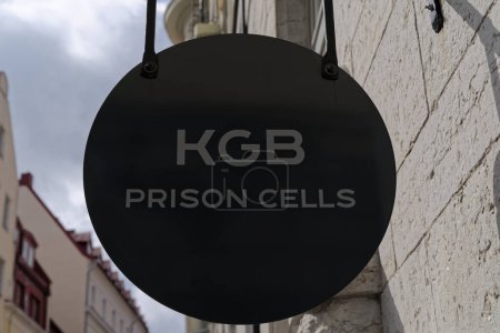 Téléchargez les photos : Tallinn, Estonia - August 12, 2019: Black round sign of former KGB prison cells which are now opened for visitors - en image libre de droit