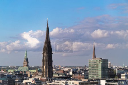 Die gotische Wiederbelebungskirche St. Nikolaus in Hamburg. Diese Kirche wurde während des Zweiten Weltkriegs bei Bombenangriffen zerstört. Heute ist es ein Denkmal und ein wichtiger architektonischer Meilenstein