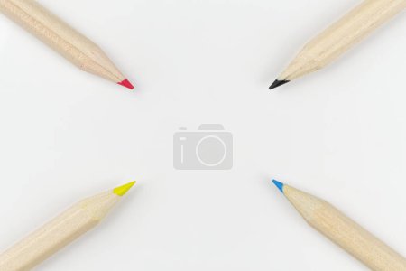 Téléchargez les photos : Quatre crayons de couleur sur fond blanc disposés comme une cible - en image libre de droit