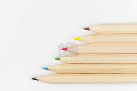 Téléchargez les photos : Ensemble de crayons de couleur sur fond blanc disposés en rangée - en image libre de droit