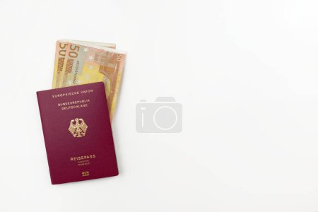 Offizieller deutscher Pass und Euro-Banknoten isoliert auf weißem Hintergrund