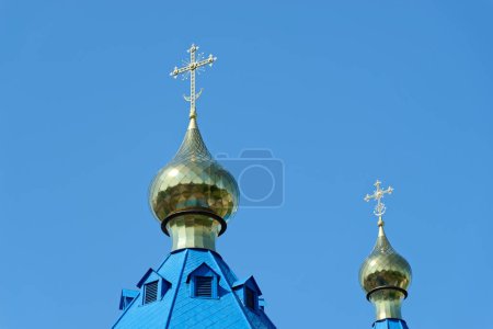 Blaue Dächer der russisch-orthodoxen Kirche vor blauem Himmel. Kathedrale Unserer Lieben Frau von Kasan in Komsomolsk am Amur in Russland