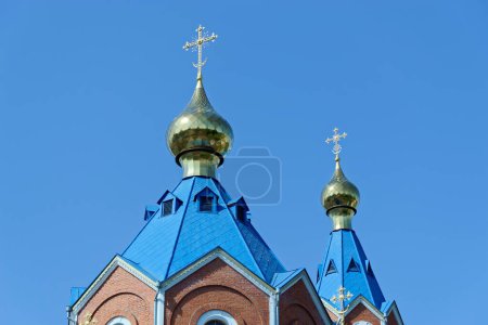 Blaue Dächer der russisch-orthodoxen Kirche vor blauem Himmel. Kathedrale Unserer Lieben Frau von Kasan in Komsomolsk am Amur in Russland