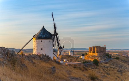 Foto de Consuegra molinos de viento y castillo perspectiva larga exposición al atardecer - Imagen libre de derechos