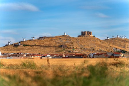 Foto de Consuegra molinos de viento y castillo larga exposición sobre la colina, tiro largo - Imagen libre de derechos