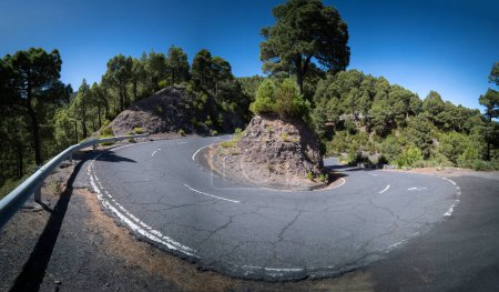 Téléchargez les photos : Panorama massif de la route de montagne incurvée en forme de u - en image libre de droit