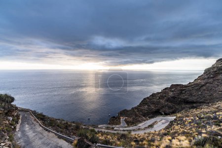 Téléchargez les photos : Vue de dessus de la route de vertige à Poris de Candelaria sur les falaises - en image libre de droit