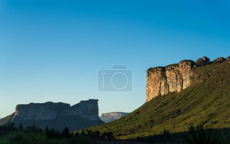 Foto de Impresionante vista al atardecer de Chapada Diamantinas montañas rocosas y valles bajo un cielo azul claro, ideal para agregar texto. - Imagen libre de derechos