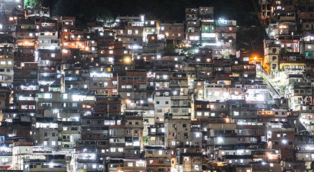Téléchargez les photos : "Vue de nuit à couper le souffle sur une favela en forme de labyrinthe sur une colline, avec une ligne de funiculaires et des maisons bondées." - en image libre de droit