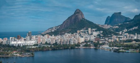 Téléchargez les photos : Rio de Janeiros skyline offre une vue imprenable, alliant luxe et pauvreté à proximité d'un lagon d'eau douce. - en image libre de droit