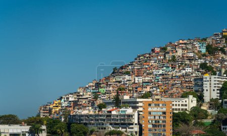Téléchargez les photos : Une favela vivante sur une colline contraste avec les maisons modernes voisines par une journée ensoleillée. - en image libre de droit