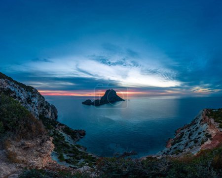 Foto per Pittoresco tramonto con tonalità vivaci su un oceano calmo e un'isola solitaria. - Immagine Royalty Free