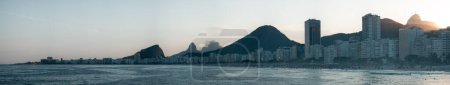 Foto de Vista tranquila del horizonte de Río de Janeiros con la montaña Sugarloaf al atardecer. - Imagen libre de derechos