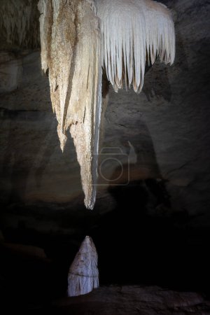 Téléchargez les photos : Superbe grotte avec des formations naturelles de stalactite et de stalagmite. - en image libre de droit