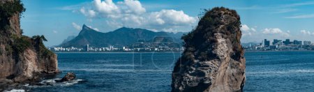 Paysage marin avec horizon de la ville et falaises rocheuses. Rio de Janeiro